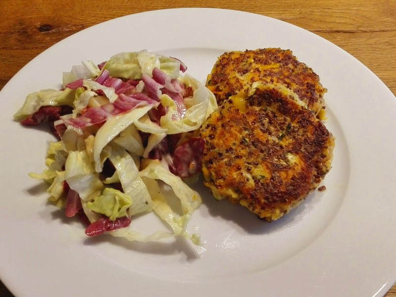 Quinoa-Tätschli mit Salat