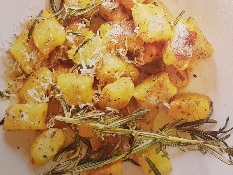 Schnittlauch-Gnocchi in Safranbutter mit Rosmarin