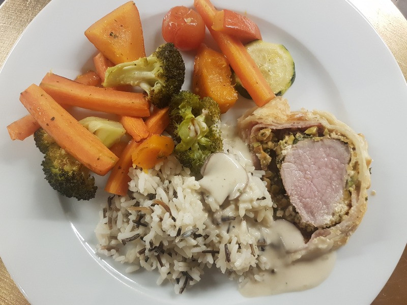 Schweinsfilet im Teig mit Frischkäse und Pistazien